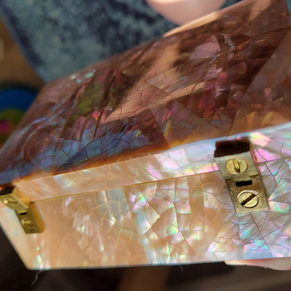 Jewelry box with beautiful shell inlay and soft velvet like interior. - Picture 2 of 7